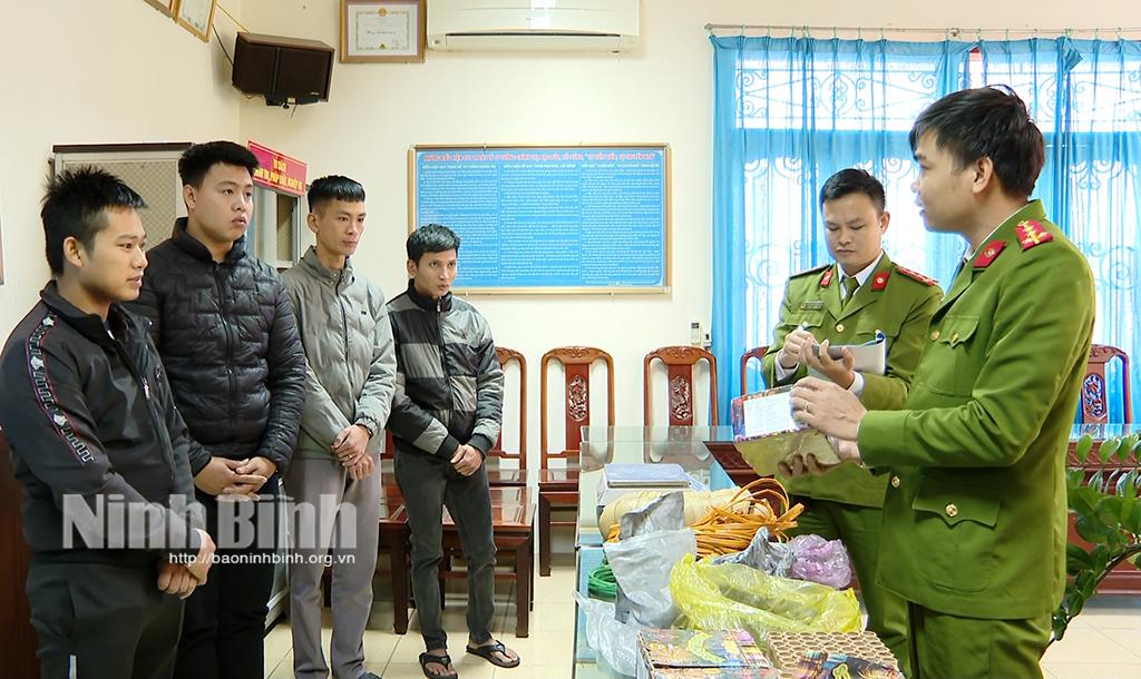 Các đối tượng cùng tang vật.