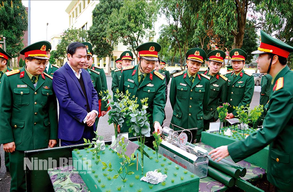 Lãnh đạo UBND tỉnh và Bộ CHQS tỉnh tham quan mô hình học cụ huấn luyện tại Lễ ra quân huấn luyện năm 2024. Ảnh: Hồng Nam