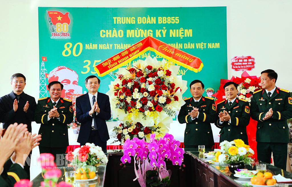 Đồng chí Bí thư Tỉnh ủy Đoàn Minh Huấn và đoàn công tác đến thăm, tặng hoa chúc mừng cán bộ, chiến sĩ Trung đoàn 855.