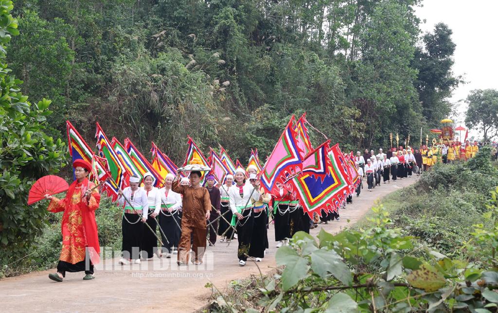 Nghi thức rước kiệu trong Lễ hội Cơm mới ở xã Thạch Bình.