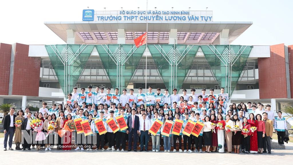 Lãnh đạo Sở Giáo dục và Đào tạo, các thầy cô giáo chụp ảnh cùng các học sinh dự Kỳ thi chọn học sinh giỏi quốc gia.