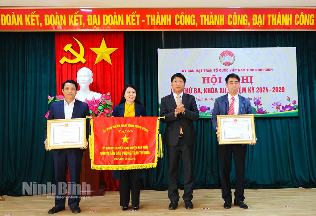 Đồng chí Phó Chủ tịch UBND tỉnh Trần Song Tùng trao Cờ và Bằng khen của UBND tỉnh cho các tập thể.