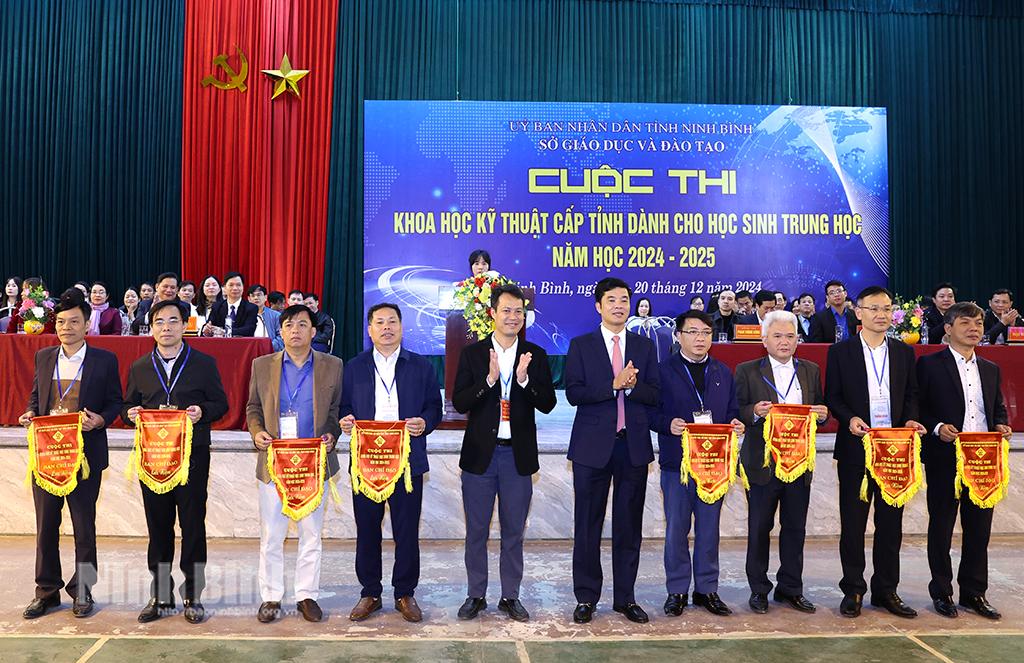 Lãnh đạo Sở Giáo dục và Đào tạo trao Cờ lưu niệm cho các đoàn tham gia cuộc thi.