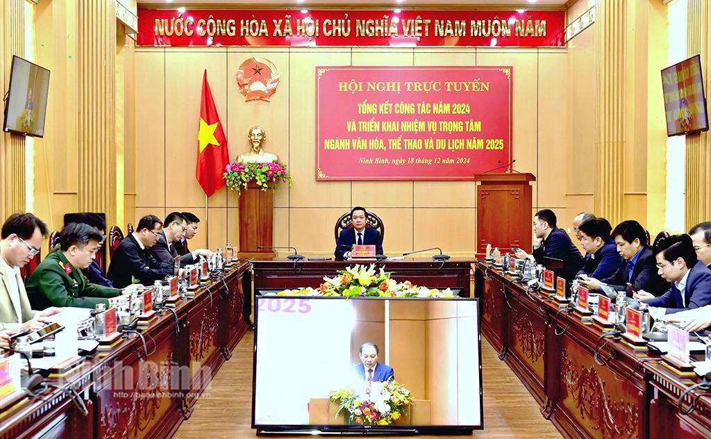 Các đại biểu dự hội nghị tại điểm cầu Ninh Bình.