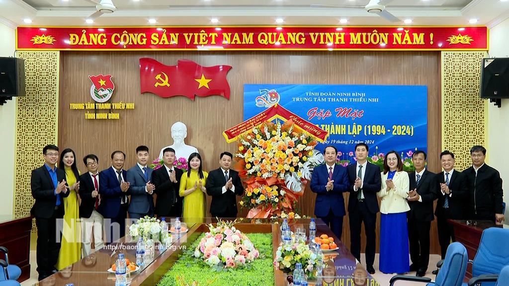 Đồng chí Phó Bí thư Thường trực Tỉnh ủy tặng hoa, chúc mừng Trung tâm Thanh thiếu nhi tỉnh nhân kỷ niệm 30 năm Ngày thành lập.
