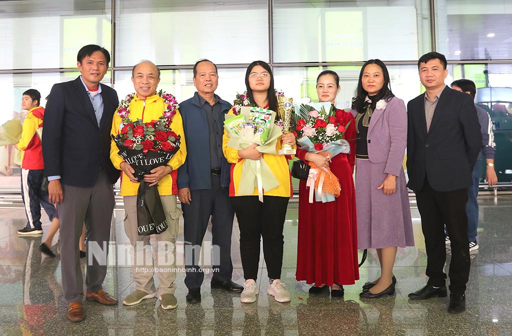 Lãnh đạo Trung tâm Huấn luyện và thi đấu thể dục thể thao tỉnh, và gia đình kỳ thủ Nguyễn Ngọc Hiền tại sân bay quốc tế Nội Bài.