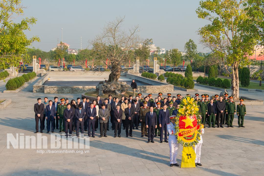 Đoàn đại biểu của tỉnh dâng hương, đặt vòng hoa tại Đài tưởng niệm các anh hùng liệt sỹ của tỉnh (phường Đông Thành, thành phố Ninh Bình).