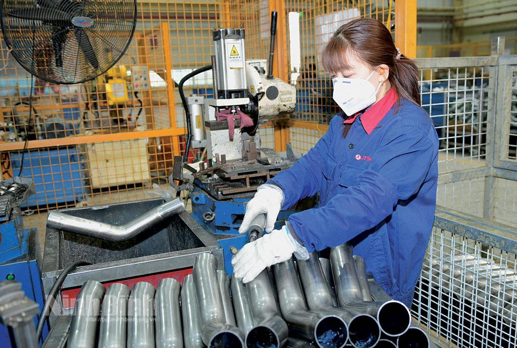 Dây chuyền sản xuất ống xả tại Công ty cổ phần Sejung, Cụm công nghiệp Cầu Yên (thành phố Ninh Bình).