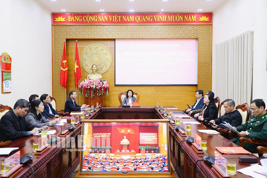 Các đại biểu dự hội nghị tại điểm cầu Ninh Bình.