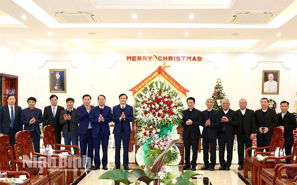 Đoàn đại biểu của tỉnh chúc mừng Tòa Giám mục Giáo phận Phát Diệm nhân dịp Lễ Giáng sinh năm 2024