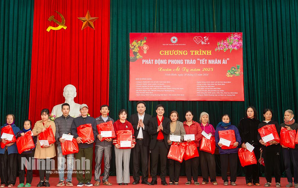 Lãnh đạo Hội Chữ thập đỏ tỉnh, huyện Nho Quan trao quà cho các hộ gia đình có hoàn cảnh khó khăn bị ảnh hưởng bởi hoàn lưu cơn bão số 3 tại các xã Đức Long, Lạc Vân, Gia Lâm, Gia Thủy (huyện Nho Quan).