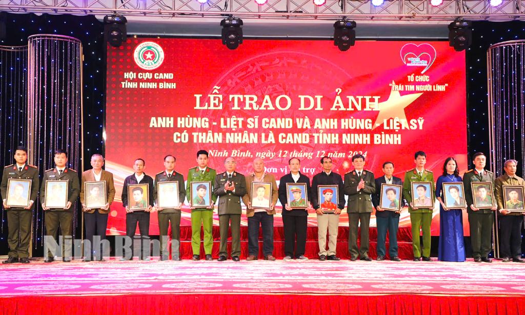 Những di ảnh thờ đen trắng, được phục dựng màu đã giúp các gia đình Anh hùng-Liệt sĩ lưu giữ hình ảnh linh thiêng của người thân đã hy sinh vì độc lập, tự do của Tổ quốc. Ảnh Đức Lam