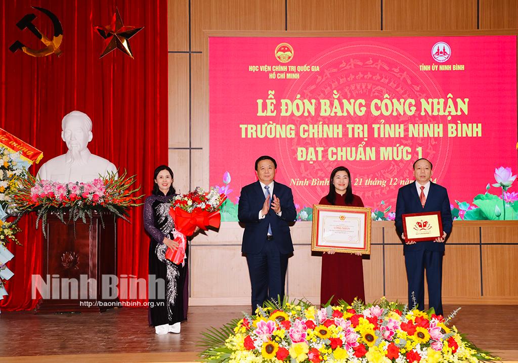Giáo sư, Tiến sĩ Nguyễn Xuân Thắng, Ủy viên Bộ Chính trị, Giám đốc Học viện Chính trị Quốc gia Hồ Chí Minh, Chủ tịch Hội đồng Lý luận Trung ương đã trao Bằng công nhận và tặng biểu trưng Trường Chính trị tỉnh Ninh Bình đạt chuẩn mức 1 cho lãnh đạo nhà trường.