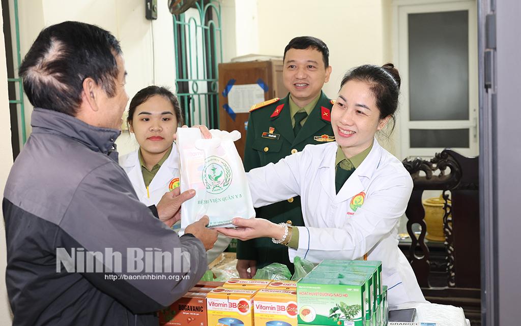 Cấp thuốc miễn phí cho người dân tại chương trình.