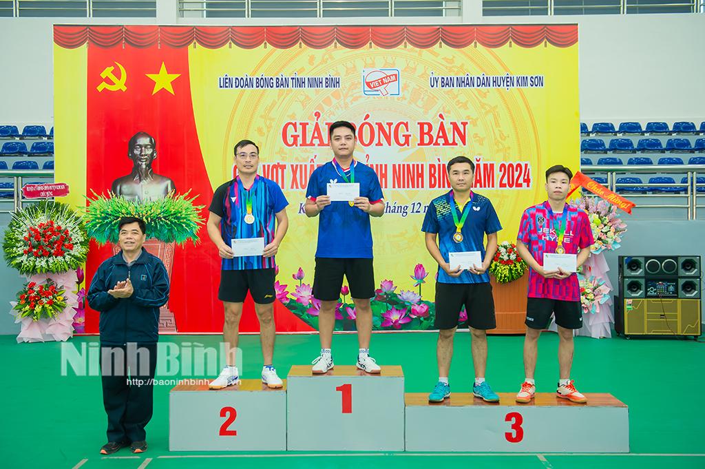 Ban tổ chức trao giải cho các vận động viên thi đấu nội dung đơn nam độ tuổi từ 18 đến 45.