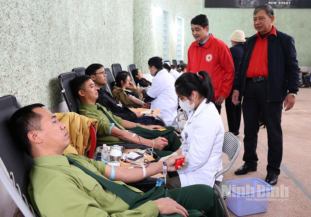 Đông đảo tình nguyện viên tham gia hiến máu tình nguyện.