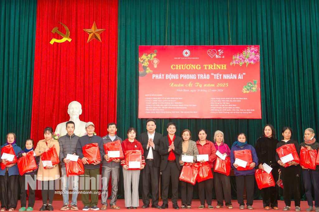 Tặng quà cho hộ khó khăn tại Chương trình phát động Tết Nhân ái 2025. Ảnh: Ngọc Linh