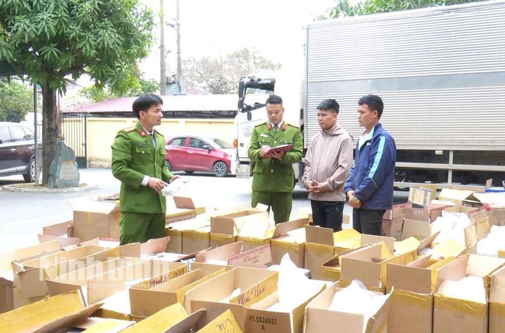 Các đối tượng cùng tang vật thu giữ.