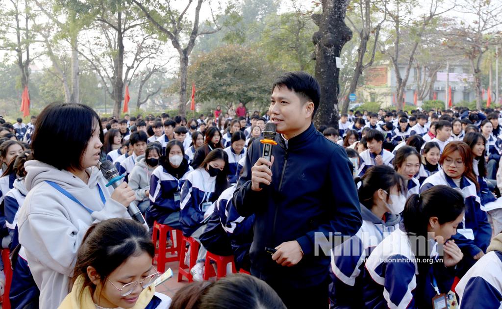 Giao lưu, tuyên truyền, phổ biến pháp luật cho học sinh Trường THPT Yên Mô A.