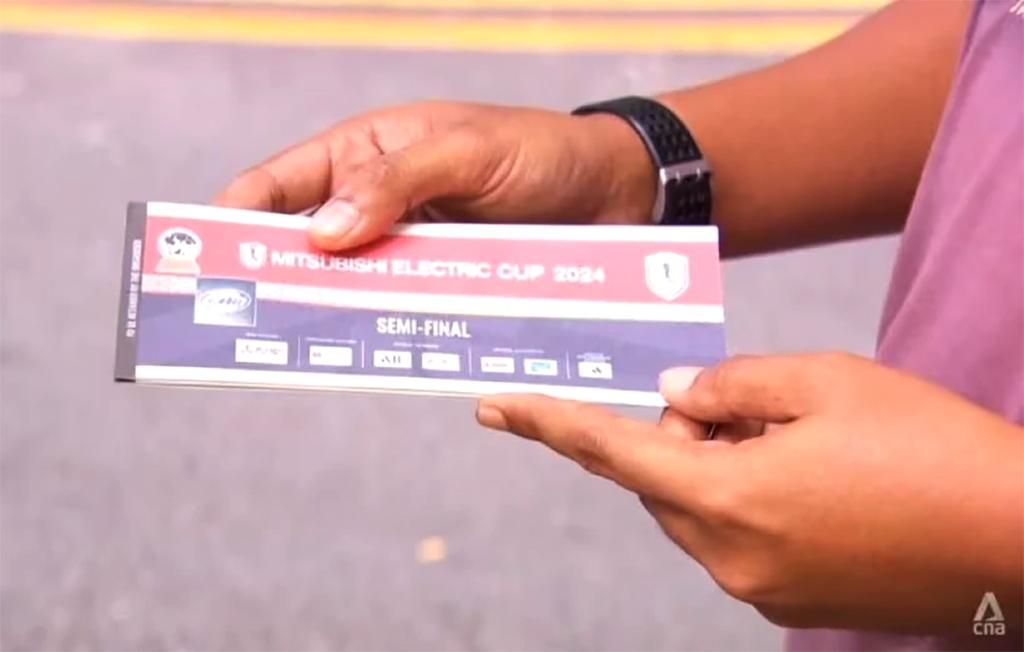 Một cổ động viên may mắn mua được vé xem trận Singapore-Việt Nam. (Nguồn: FAS)