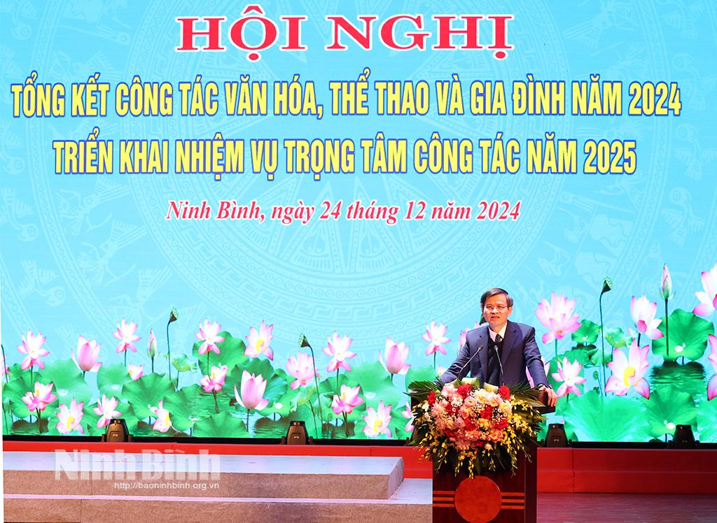 Đồng chí Bí thư Tỉnh uỷ Đoàn Minh Huấn phát biểu tại hội nghị.