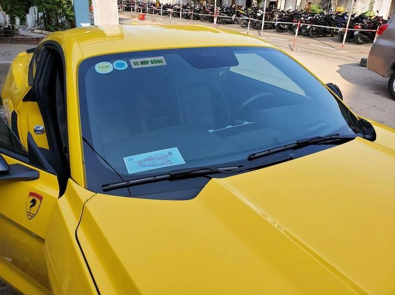 Xe ô tô kinh doanh vận tải hành khách theo hợp đồng phải có phù hiệu "XE HỢP ĐỒNG" dán cố định tại góc trên bên phải ngay sát phía dưới vị trí của Tem kiểm định, mặt trong kính chắn gió phía trước của xe. VGP