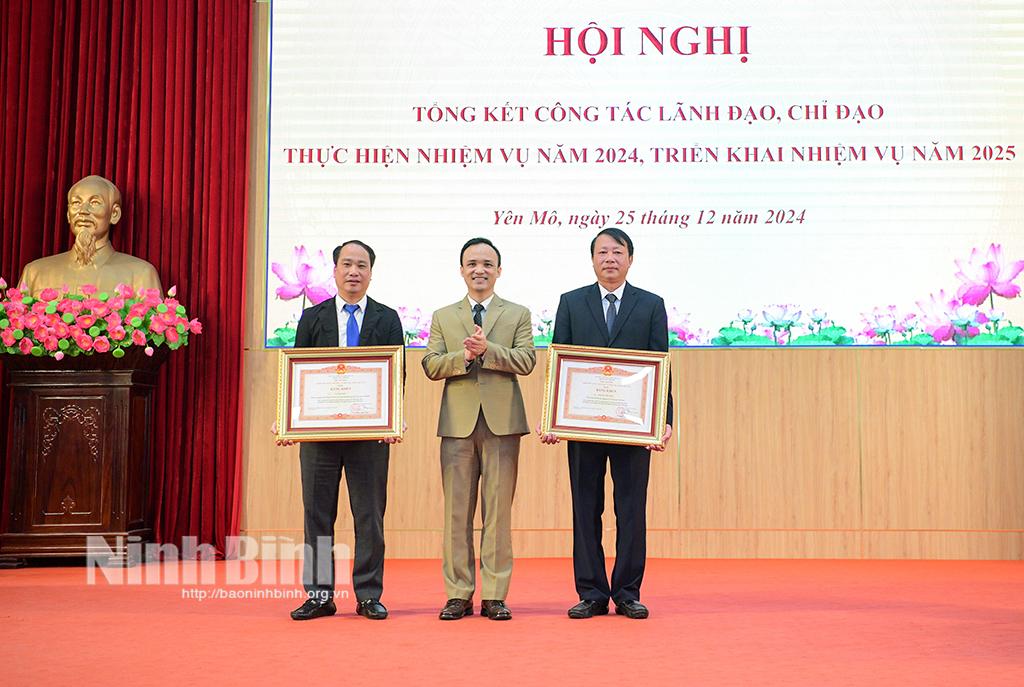 Đồng chí Bí thư Huyện ủy trao Bằng khen của Thủ tướng Chính phủ cho các cá nhân có thành tích trong năm 2024.