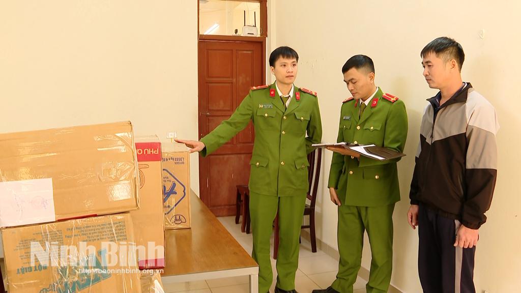 Đối tượng Trịnh Văn Chính cùng tang vật thu giữ.