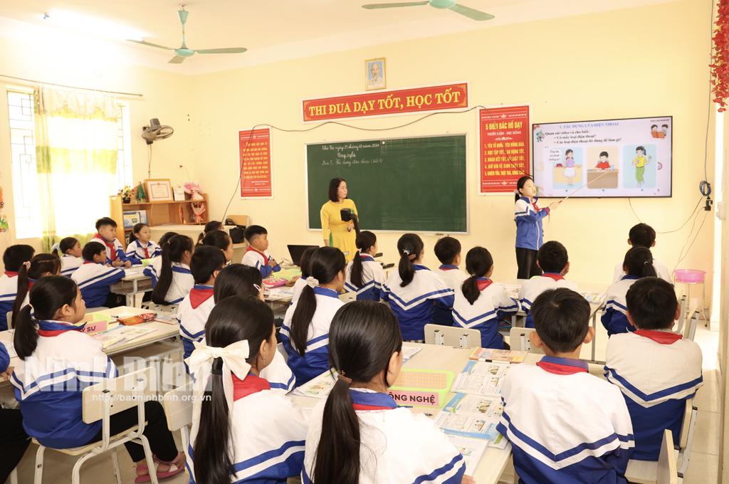 Một tiết học lý thuyết về công nghệ AI của các em học sinh lớp 5.