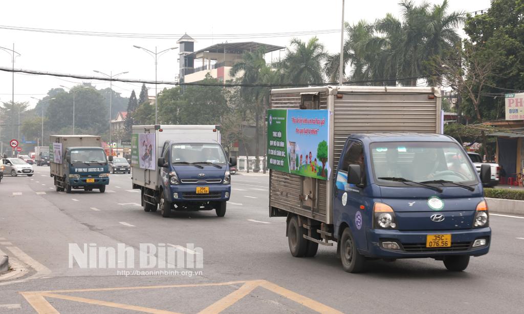 Đoàn xe diễu hành trên các tuyến đường chính của huyện Nho Quan, Gia Viễn, Hoa Lư, Yên Khánh, Yên Mô, Kim Sơn, TP Tam Điệp, TP Ninh Bình cổ động, tuyên truyền các thông điệp về dân số và phát triển.