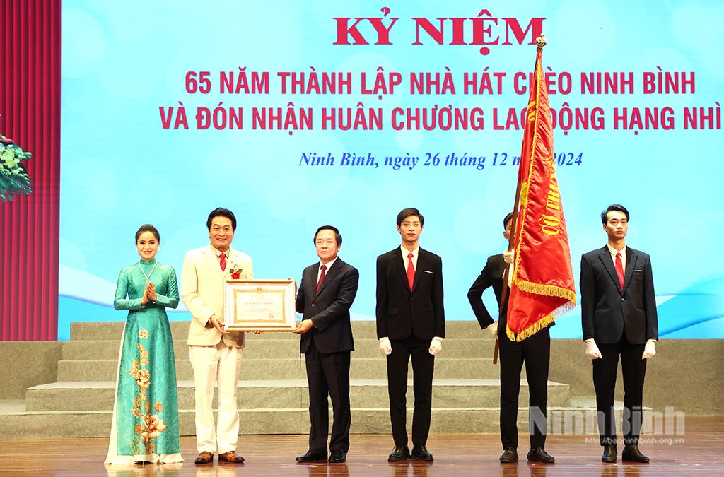 Thừa ủy quyền của Chủ tịch nước, đồng chí Chủ tịch UBND tỉnh Phạm Quang Ngọc trao tặng Huân chương Lao động hạng Nhì của Chủ tịch nước cho Nhà hát Chèo Ninh Bình.