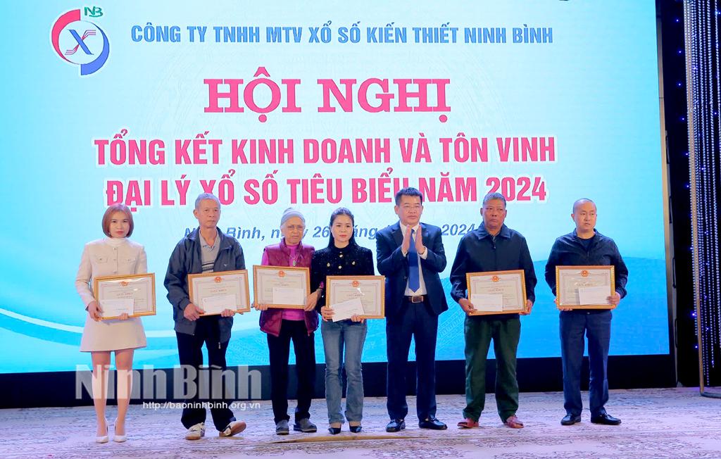 Lãnh đạo Công ty TNHH MTV Xổ số kiến thiết Ninh Bình khen thưởng các đại lý có thành tích xuất sắc năm 2024.