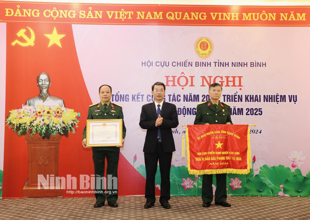 Đồng chí Chủ tịch Uỷ ban MTTQ VN tỉnh trao Cờ thi đua của UBND tỉnh cho tập thể có thành tích xuất sắc trong năm 2024.