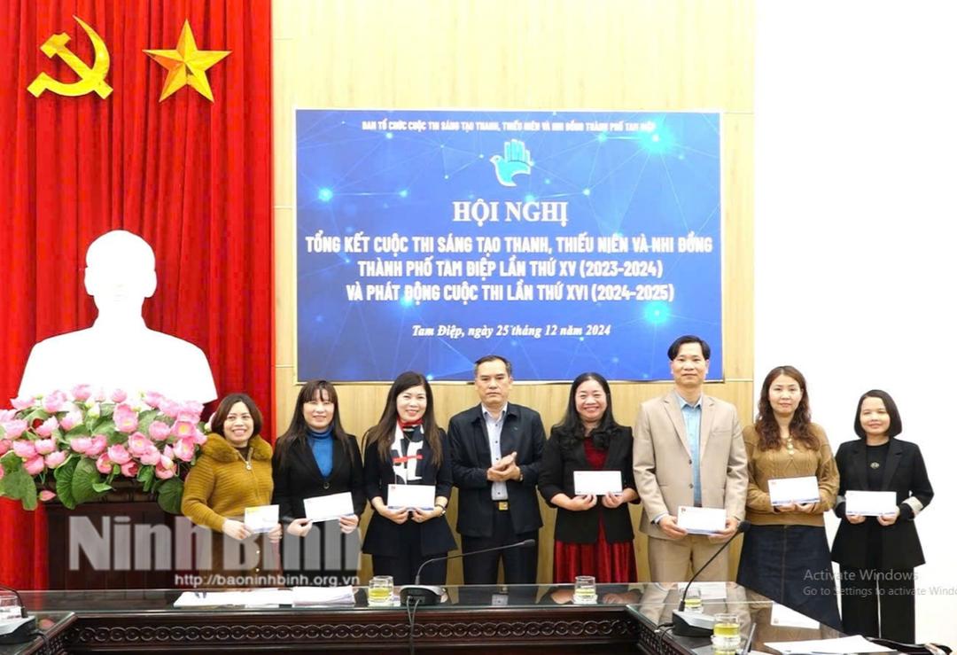 Đồng chí Vũ Đình Chiến, Phó Chủ tịch Thường trực UBND thành phố, Trưởng Ban Tổ chức Cuộc thi trao Giấy khen của UBND thành phố cho 7 tập thể có thành tích xuất sắc tham gia Cuộc th