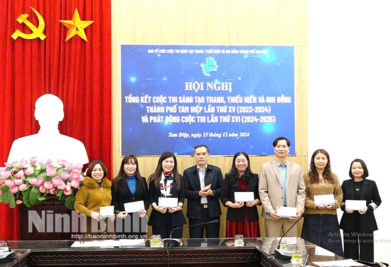 Đồng chí Vũ Đình Chiến, Phó Chủ tịch Thường trực UBND thành phố, Trưởng Ban Tổ chức Cuộc thi trao Giấy khen của UBND thành phố cho 7 tập thể có thành tích xuất sắc tham gia Cuộc th