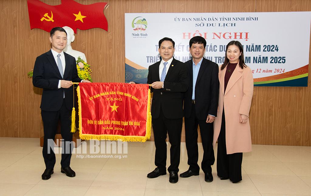 Lãnh đạo Sở Du lịch trao Cờ thi đua của UBND tỉnh cho tập thể có thành tích xuất sắc trong năm 2024.