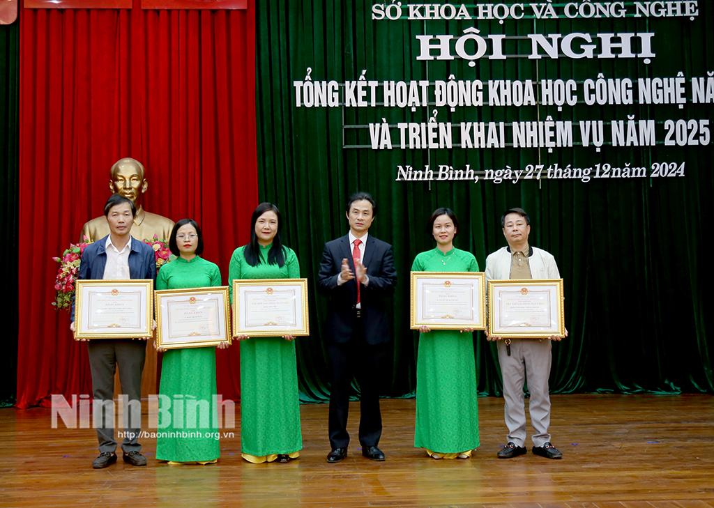 Giám đốc Sở Khoa học và Công nghệ trao Bằng khen của UBND tỉnh cho các tập thể, cá nhân có thành tích xuất sắc trong năm 2024.