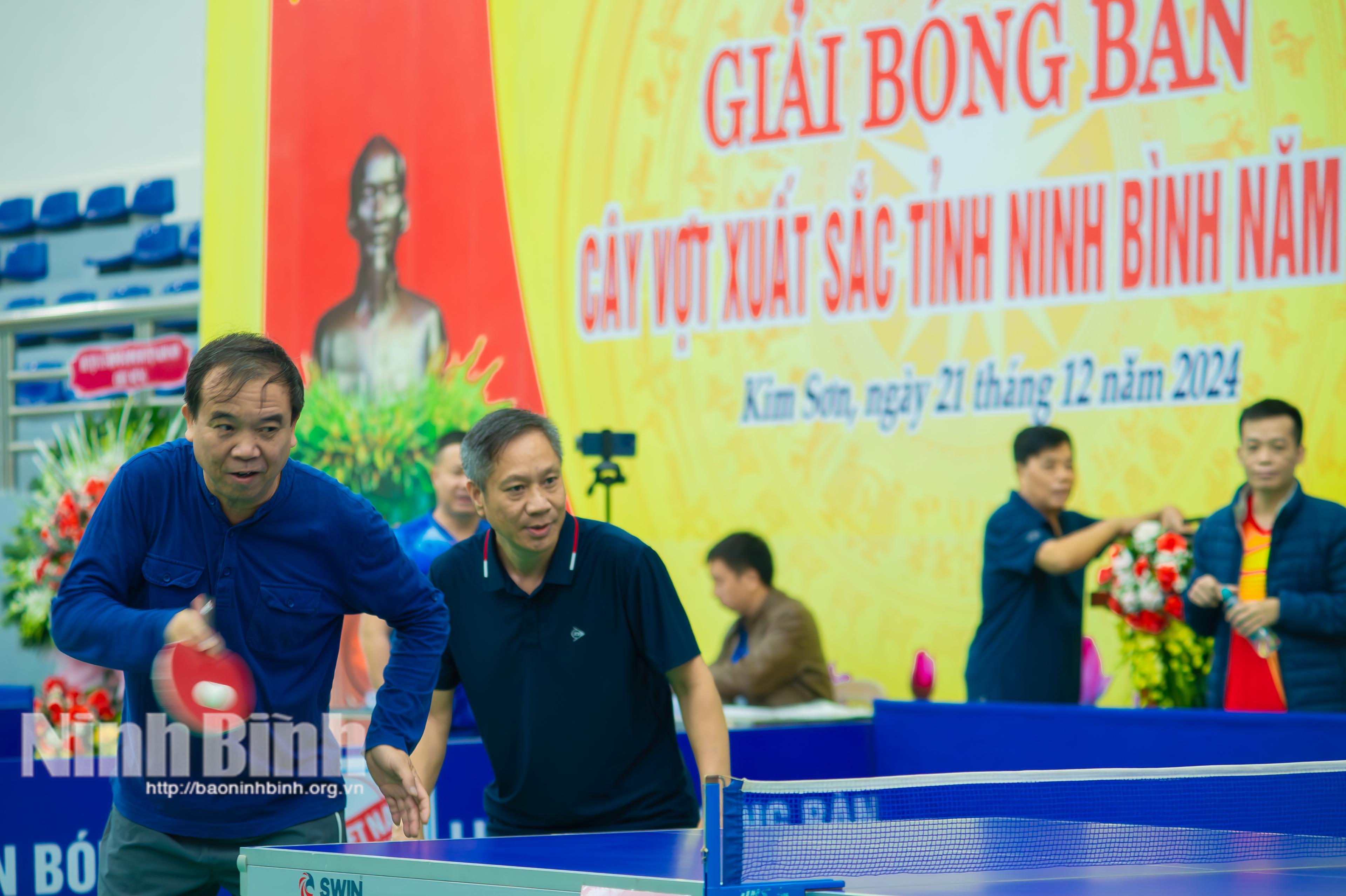 Thi đấu nội dung đôi nam lãnh đạo. Ảnh: Ngọc Linh