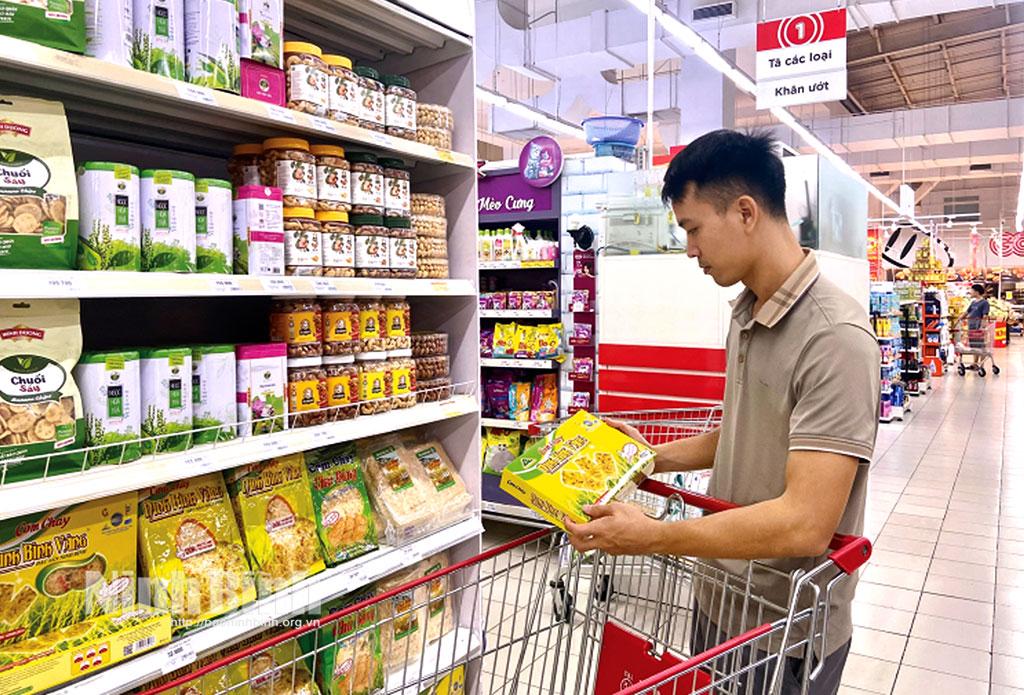 Sản phẩm OCOP của Công ty cổ phần sản xuất và thương mại Đại Long, xã Xích Thổ (Nho Quan) được bày bán tại Siêu thị Go (thành phố Ninh Bình).