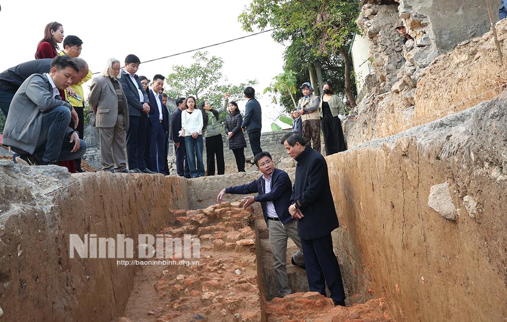 Các đại biểu tham quan địa điểm khảo cổ tại khu vực thôn Tân Hoa, xã Trường Yên.