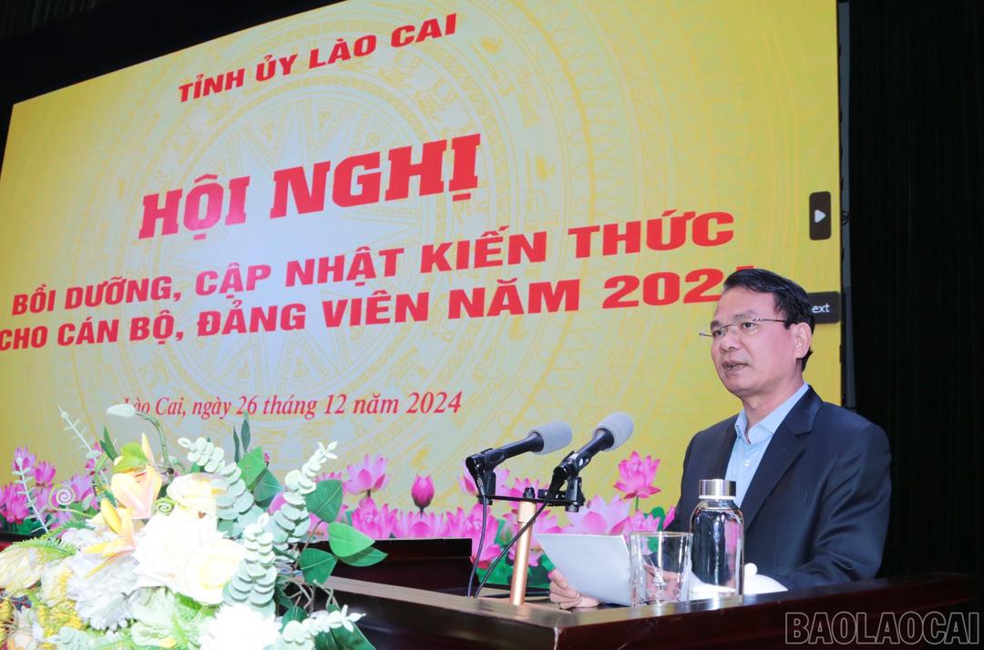 Bí thư Tỉnh ủy Đặng Xuân Phong truyền đạt chuyên đề tại hội nghị.