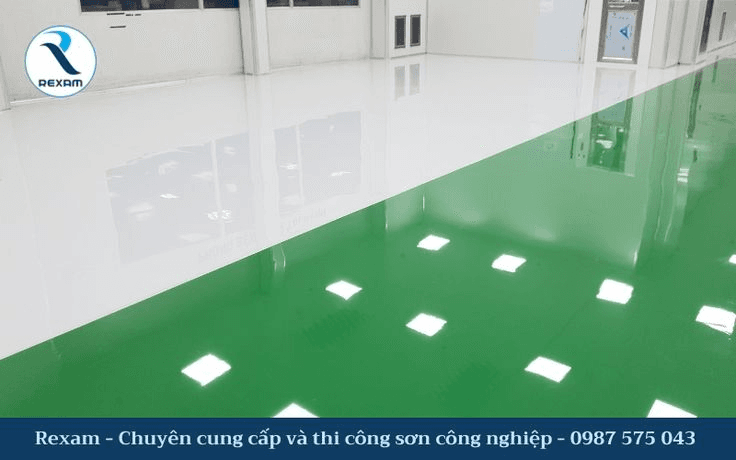 Sơn epoxy giúp sàn nhà xưởng bền đẹp, chịu lực tốt, dễ dàng vệ sinh.