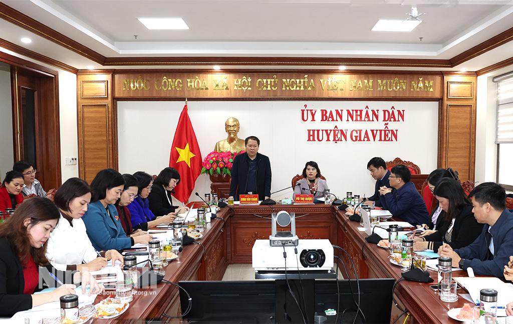 Đoàn kiểm tra phổ cập giáo dục, xóa mù chữ tỉnh làm viêc tại huyện Gia Viễn.