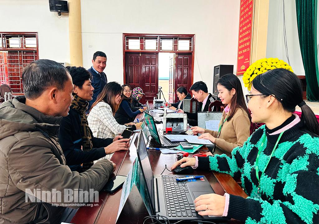 Người dân giao dịch tại Điểm giao dịch xã của Ngân hàng CSXH tại xã Gia Thủy, huyện Nho Quan.
