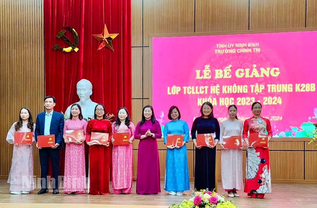 Lãnh đạo Trường Chính trị tỉnh trao Bằng tốt nghiệp Trung cấp Lý luận chính trị cho các học viên.