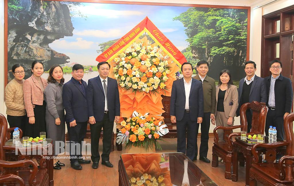 Đồng chí Phó Bí thư Tỉnh uỷ, Chủ tịch UBND tỉnh Phạm Quang Ngọc thăm, động viên cán bộ, nhân viên Kho bạc Nhà nước tỉnh.