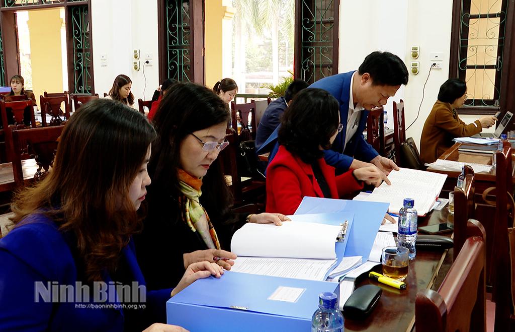 Đoàn kiểm tra phổ cập giáo dục, xóa mù chữ tỉnh kiểm tra hồ sơ PCGD, XMC tại huyện Nho Quan. Ảnh: Đào Hằng