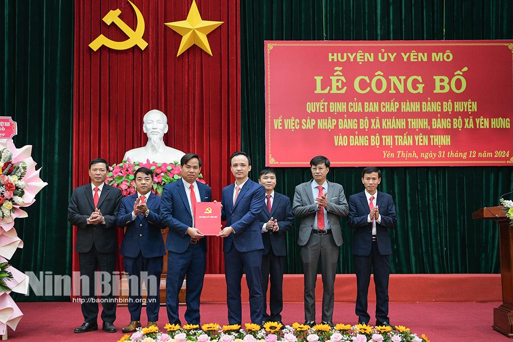 Đồng chí Bí thư Huyện ủy Yên Mô trao Quyết định sáp nhập Đảng bộ xã Khánh Thịnh, Đảng bộ xã Yên Hưng vào Đảng bộ thị trấn Yên Thịnh.