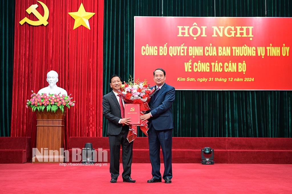 Đồng chí Mai Văn Tuất, Phó Bí thư Thường trực Tỉnh uỷ, Chủ tịch HĐND tỉnh trao Quyết định, tặng hoa chúc mừng đồng chí Trần Viễn.