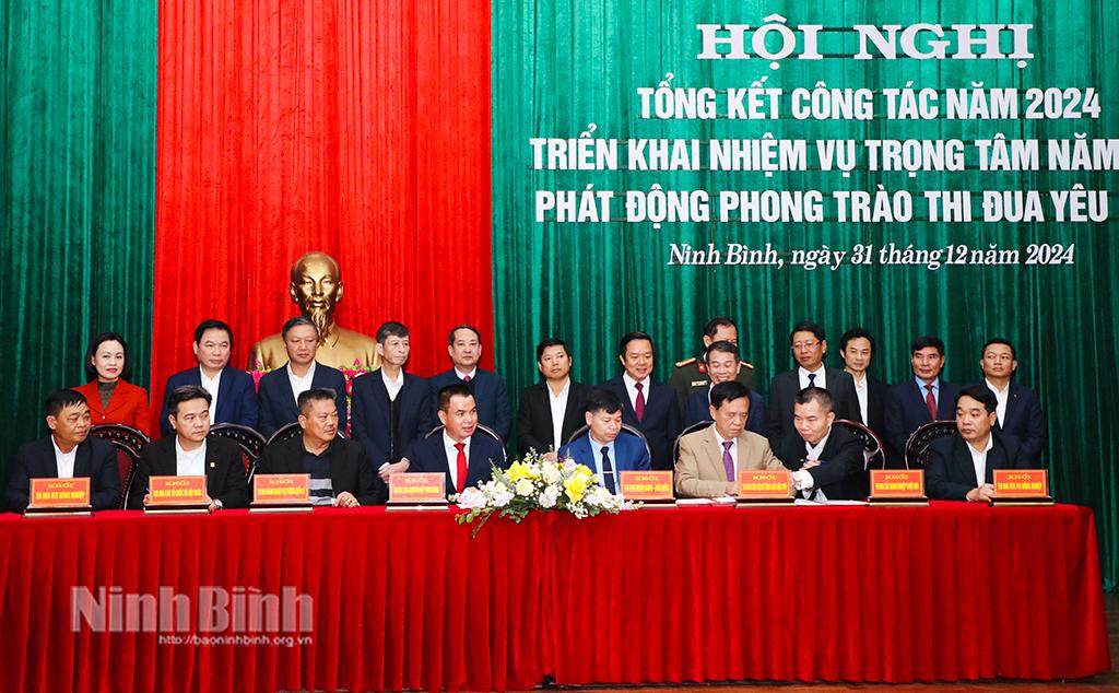 Lãnh đạo các Khối thi đua của tỉnh ký kết giao ước thi đua năm 2025.